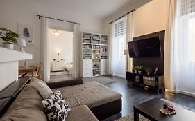 Spacious Apartment Almassy